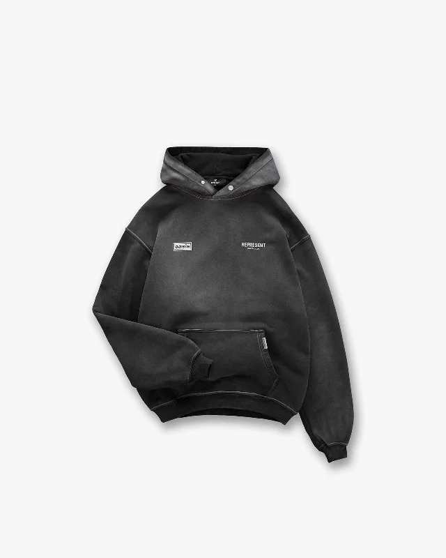 Solid - color men hoodie in trendy olive green Represent X Oasis Owners Club Hoodie - Stained Black