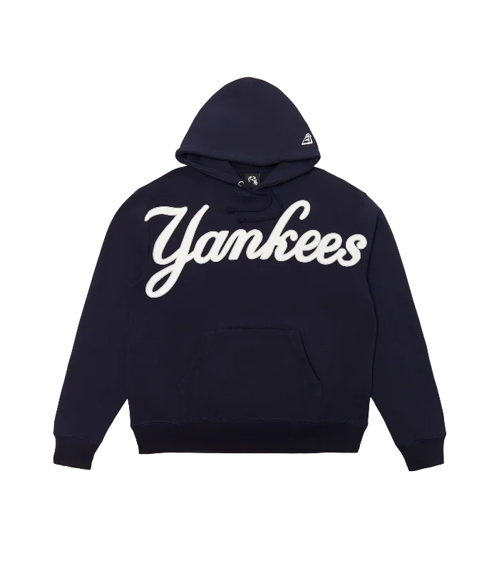 Oversized men hoodie with dropped shoulders for a streetwear look NEW YORK YANKEES HEART & MIND HOODIE - NAVY/WHITE Oversized men hoodie with dropped shoulders for a streetwear look NEW YORK YANKEES HEART & MIND HOODIE - NAVY/WHITE