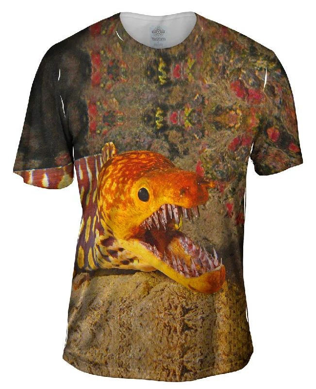 Men's mock - neck t - shirts with a modern and sleek stylePicopato Eel Sharp Teeth Underwater
