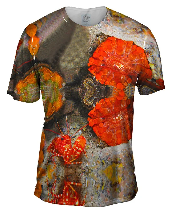 Men's antimicrobial t - shirts for odor - free freshness during travelRed Shrimp At The Ready Underwater