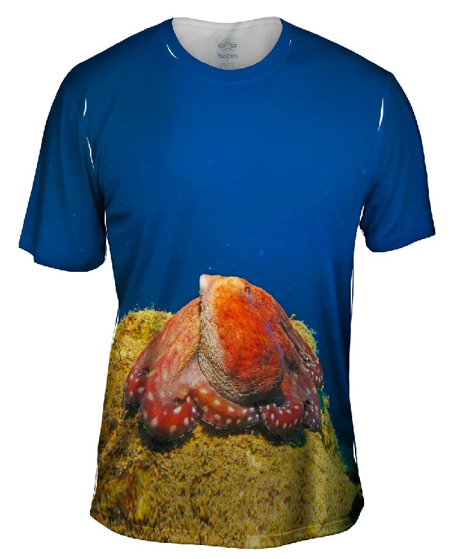 Men's plus - size pocket t - shirts with a classic lookSitting Octopus Underwater